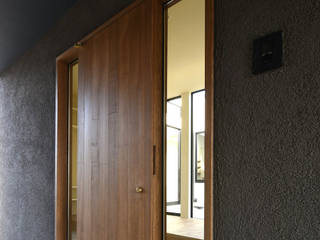 Case Study House #68, NASU CLUB NASU CLUB Modern Corridor, Hallway and Staircase Solid Wood Multicolored