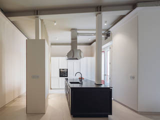 Vivir en un Palacio | PROYECTO NOVICIADO, AMARILLOCROMO AMARILLOCROMO インダストリアルデザインの キッチン