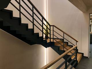 Lichtlinien und eine Lichtskulptur für einen Eingangsbereich mit Treppe, plan.b lichtplanung plan.b lichtplanung Treppe