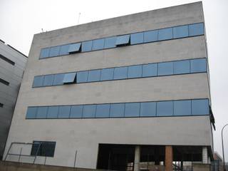 Edificio de oficinas, MOGATRO S.L. MOGATRO S.L. Commercial spaces Granite