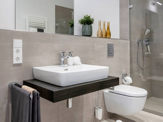 Modern Living, Cornelia Augustin Home Staging Cornelia Augustin Home Staging Modern bathroom