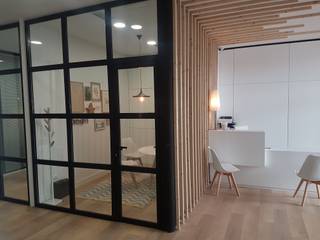 Reforma clínica dental en Pontevedra, ARDEIN SOLUCIONES S.L. ARDEIN SOLUCIONES S.L. Commercial spaces 複合木地板 Wood effect