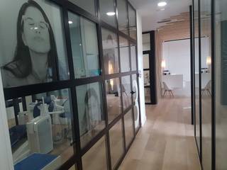 Reforma clínica dental en Pontevedra, ARDEIN SOLUCIONES S.L. ARDEIN SOLUCIONES S.L. Commercial spaces Deski kompozytowe O efekcie drewna