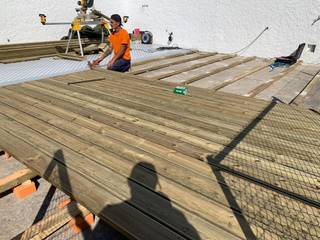 Construção de uma pérgola e aplicação de deck, Madeiraviva, Lda Madeiraviva, Lda Varandas, marquises e terraços modernos Madeira Acabamento em madeira