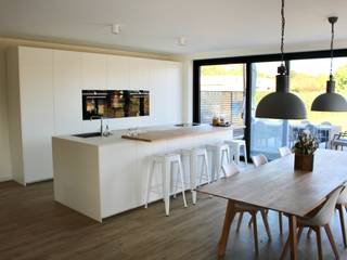 Hedendaags modern wit, NewLook Keukens & Interieur NewLook Keukens & Interieur Built-in kitchens سرامک