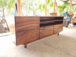 Credenza con botellero en madera de parota solida, COROTU DISEÑO Y CONSTRUCCION SA DE CV COROTU DISEÑO Y CONSTRUCCION SA DE CV منازل خشب نقي Multicolored