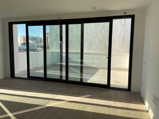 modern door Pramavic Construcciones y Reformas S.L., Modern