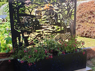 Safari Planter by Logi Metal Garden Art UK, Logi Engineering Limited Logi Engineering Limited Jardines de estilo colonial Hierro/Acero