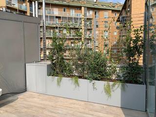 Fioriere in alluminio per piante rampicanti, Martin Design s.r.l. Martin Design s.r.l. Modern balcony, veranda & terrace Aluminium/Zinc
