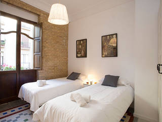 70 sqm Apartment facing Valencia's Botanic Garden Loft, Valencia Architects Valencia Architects Small bedroom Bricks White