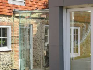 Linking up with a glass corridor, Ion Glass Ion Glass Casas de estilo minimalista Vidrio