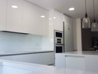 Reforma cocina en Paracuellos del Jarama, O. R. Group O. R. Group Cocinas integrales Blanco