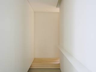 豊川の家-toyokawa, 空間建築-傳 空間建築-傳 Scandinavian style corridor, hallway& stairs White