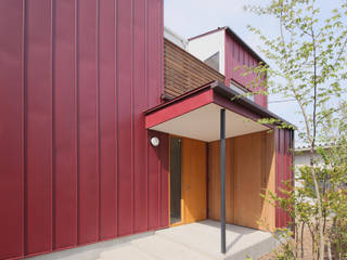 雑木林の庭を取り込む家・RED & GREEN HOUSE, 大坪和朗建築設計事務所 Kazuro Otsubo Architects 大坪和朗建築設計事務所 Kazuro Otsubo Architects Wooden houses Wood Wood effect