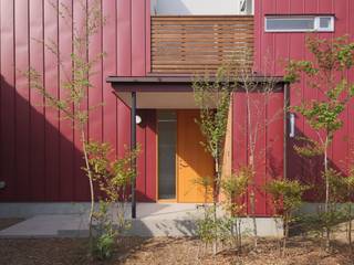 雑木林の庭を取り込む家・RED & GREEN HOUSE, 大坪和朗建築設計事務所 Kazuro Otsubo Architects 大坪和朗建築設計事務所 Kazuro Otsubo Architects Wooden houses Wood Red