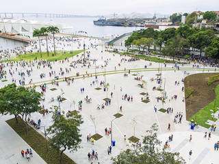 Plaza Mauá y frente marítimo de Rio de Janeiro Soler Valiente Arquitectes Jardines de estilo moderno