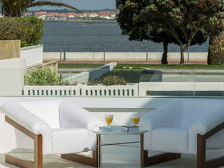Costa Nova Apartment, GAVINHO Architecture & Interiors GAVINHO Architecture & Interiors Modern balcony, veranda & terrace