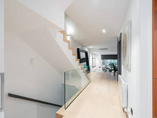 CASA ESPLUGUES, Ingrid Matheu Studio Ingrid Matheu Studio Modern corridor, hallway & stairs