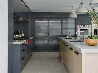 Two-Tone Harmony by Mowlem & Co, Mowlem&Co Mowlem&Co Built-in kitchens
