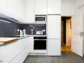 Projeto e Execução_Reabilitação de Moradia em Cascais, Desenho Branco Desenho Branco Eclectic style kitchen