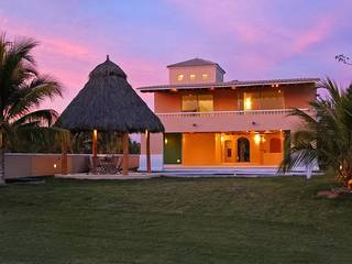 Proyecto y Construcción de Casa habitación en el Club de Golf El Tigre en Nuevo Vallarta Nayarit, Arechiga y Asociados Arechiga y Asociados Villas Bricks