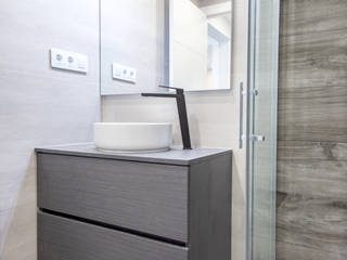 Reforma integral en calle Ritme de Barcelona, Grupo Inventia Grupo Inventia Modern Bathroom Tiles Beige