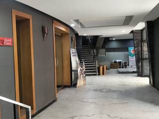 RENOVATION SREEDHAR THEATRE AT MENAKA KOCHI, Plomeria Engineers Plomeria Engineers Modern Corridor, Hallway and Staircase