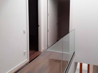 Reforma de una casa en Barcelona, Maheco Constructora Maheco Constructora Modern Corridor, Hallway and Staircase