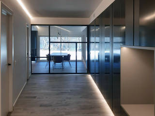 Rehabilitación integral de vivienda unifamiliar, HD Arquitectura d'interiors HD Arquitectura d'interiors Minimalist corridor, hallway & stairs
