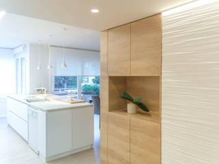 Reforma de entrada, cocina, sala d'estar y comedor, HD Arquitectura d'interiors HD Arquitectura d'interiors مطبخ ذو قطع مدمجة خشب Wood effect