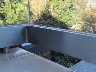 Extending a small balcony with glass, Ion Glass Ion Glass Casas de estilo minimalista Vidrio