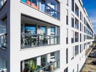 Moderne Balkonverglasungen für ein Mehrfamilienhaus, Lumon Deutschland GmbH Lumon Deutschland GmbH Balcony Glass