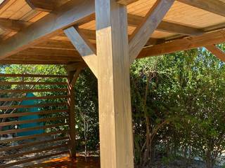 PÉRGOLA EN ESCUADRÍA CON ENTARIMADO DE MADERA, ESTRUCTURAS DE MADERAS RIGÓN, S.L. ESTRUCTURAS DE MADERAS RIGÓN, S.L. Jardines de estilo rústico Madera Acabado en madera