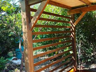 PÉRGOLA EN ESCUADRÍA CON ENTARIMADO DE MADERA, ESTRUCTURAS DE MADERAS RIGÓN, S.L. ESTRUCTURAS DE MADERAS RIGÓN, S.L. Rustic style garden Wood Wood effect