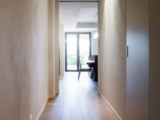 Forme, colori e luci in armonia, QUADRASTUDIO QUADRASTUDIO Modern corridor, hallway & stairs