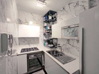 Giochi di riflessi in una piccola cucina , Teresa Romeo Architetto Teresa Romeo Architetto Small kitchens Ceramic