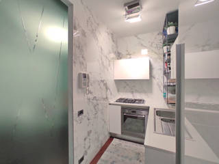 Giochi di riflessi in una piccola cucina , Teresa Romeo Architetto Teresa Romeo Architetto Small kitchens Glass White