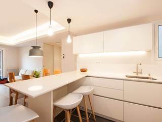 Apartamento T1 - Remodelação total, FORWARD Group FORWARD Group ห้องครัวขนาดเล็ก หิน