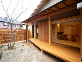 秋葉町の大屋根, 大彦株式会社 大彦株式会社 Asian style balcony, veranda & terrace Wood Wood effect