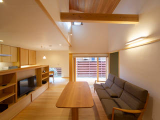 秋葉町の大屋根, 大彦株式会社 大彦株式会社 Asian style living room Wood Wood effect