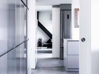 La casa perfecta para Vivir y Trabajar al mismo tiempo (Teletrabajo), IMAGINEAN IMAGINEAN Pasillos, vestíbulos y escaleras de estilo moderno Gris