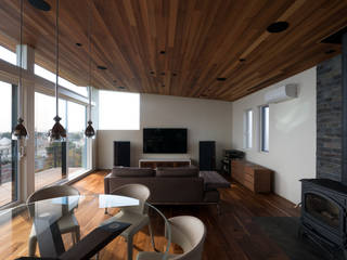 高台の家, 藤吉建築設計事務所 藤吉建築設計事務所 Living room Solid Wood Multicolored