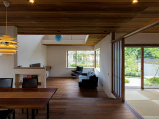 丘の上の家, 藤吉建築設計事務所 藤吉建築設計事務所 Living room Solid Wood Multicolored