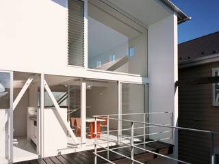 葉山の家, 西島正樹／プライム一級建築士事務所 西島正樹／プライム一級建築士事務所 Modern balcony, veranda & terrace White