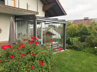 Kalt-Wintergarten mit Sunflex Glasschiebetüren nach Maß, Schmidinger Wintergärten, Fenster & Verglasungen Schmidinger Wintergärten, Fenster & Verglasungen Anexos de estilo moderno Vidrio