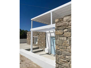 Progettazione villa e guesthouse tra gli ulivi_PAros_Cicladi_GREECE, studio patrocchi studio patrocchi Minimalistische balkons, veranda's en terrassen