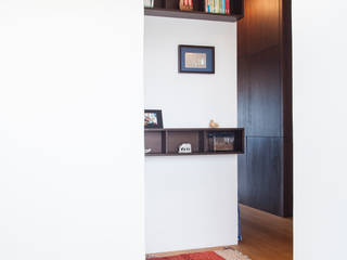 Y邸-写真現像用の暗室と広めの玄関を, 株式会社ブルースタジオ 株式会社ブルースタジオ Modern corridor, hallway & stairs