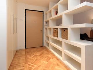 LOFT MILANESE: L'appartamento si sviluppa su due piani, ROBERTA DANISI architetto ROBERTA DANISI architetto Modern corridor, hallway & stairs Wood White