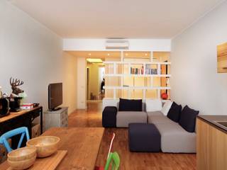 LOFT MILANESE: L'appartamento si sviluppa su due piani, ROBERTA DANISI architetto ROBERTA DANISI architetto Modern Living Room Wood Wood effect