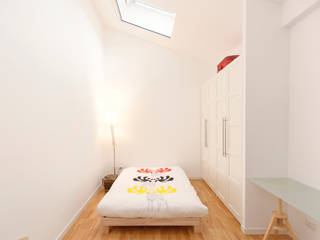 LOFT MILANESE: L'appartamento si sviluppa su due piani, ROBERTA DANISI architetto ROBERTA DANISI architetto Small bedroom Wood White
